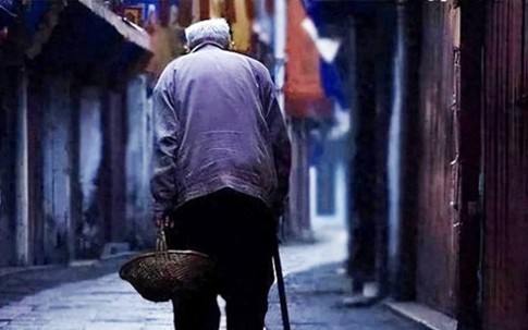 Món quà vô giá con gái tặng người cha lưng còng