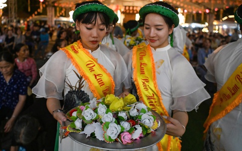 Cài bông hồng lên ngực áo trong đêm Vu Lan, xúc động khi nhắc đến công cha nghĩa mẹ