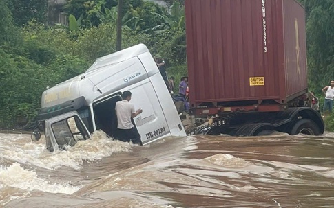 Khen thưởng hai cá nhân dũng cảm cứu lái xe đầu kéo giữa dòng nước lũ