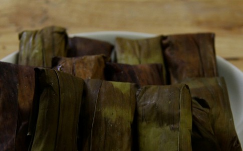 Mẹ tôi rưng rưng nước mắt, vội vàng đáp lễ khi nhận quà quê của thông gia