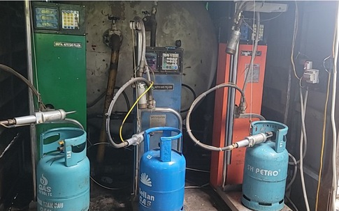 Bình gas mang thương hiệu 'Vạn Lộc gas', 'Venus Petrol gas' được san chiết trái phép ở khu lò gạch cũ?