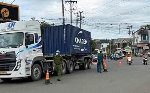 Va chạm với xe container, hai dì cháu ở Bình Phước tử vong thương tâm