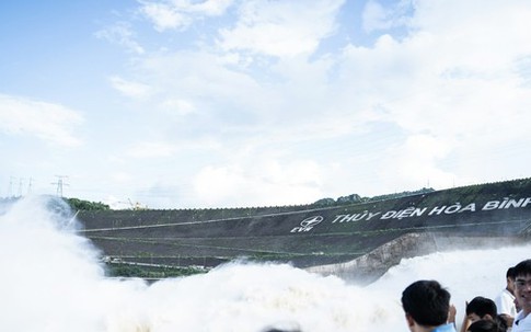 Người dân xem đập thủy điện Hòa Bình xả lũ