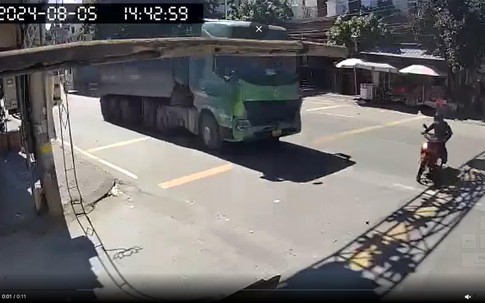 Xe đầu kéo va chạm với người đi xe máy, 1 người tử vong, 3 người bị thương