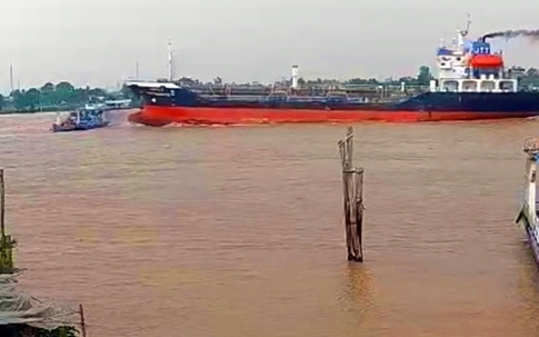 Tàu hàng siêu trường tông phà chở người trên sông Vàm Nao