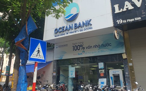 Tòa nhà có phòng giao dịch Oceanbank bị đình chỉ nhưng vẫn ngang nhiên dẹp bỏ rào chắn để hoạt động, lãnh đạo UBND quận Cầu Giấy có biết?