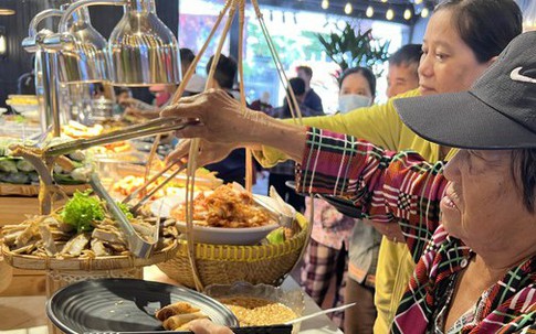 Xúc động tiệc buffet 1.000 đồng ở TPHCM