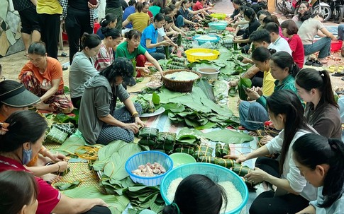 Người miền Trung 'đỏ lửa' nấu hàng nghìn bánh chưng gửi đồng bào lũ lụt