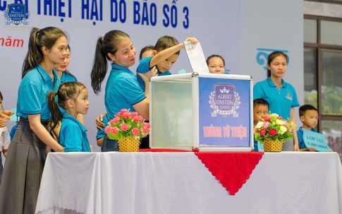 Học sinh đập heo đất hỗ trợ người dân vùng lũ