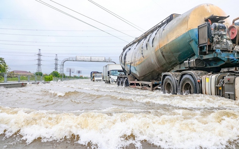 Cao tốc Pháp Vân - Cầu Giẽ ngập sâu, dự kiến chiều 13/9 xe con có thể đi lại được