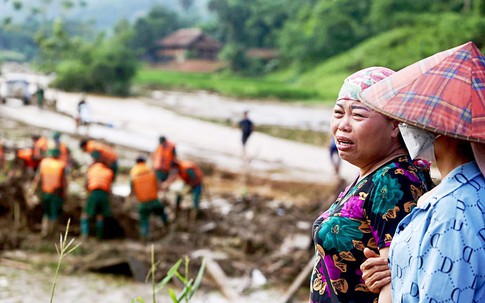 Diễn biến cuộc tìm kiếm đẫm nước mắt ở Làng Nủ: Thấy thêm nhiều thi thể, người còn sống đau thương ngày trở về