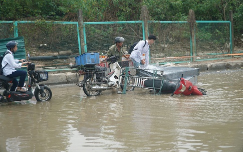 Đoạn đường gom Đại lộ Thăng Long bị ngập trong nước, người dân di chuyển chật vật