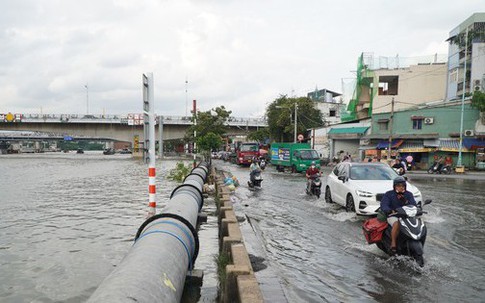 Triều cường dâng cao, đường phố ngập sâu, người dân TPHCM chật vật về nhà