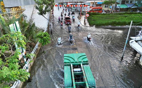 Triều cường từ tờ mờ sáng, người dân TP.HCM vật lộn giữa biển nước