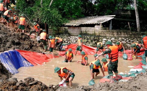 Hàng trăm người cứu đê bị thấm nước ở Thanh Hóa