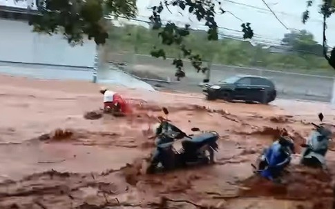 Lũ cát tràn xuống đường, cuốn trôi cô gái đi xe máy ở TP Phan Thiết