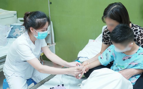 Thêm 2 trường hợp bệnh nhi được thay van động mạch phổi qua da, không phải cưa xương ức