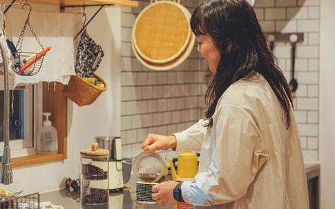Người phụ nữ 40 tuổi thích nấu ăn, không theo chủ nghĩa tối giản nhưng bếp luôn gọn gàng quanh năm bằng 3 cách này