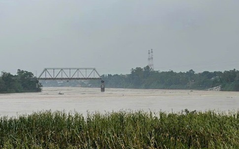 Cận cảnh cầu Phong Châu bị sập ở Phú Thọ