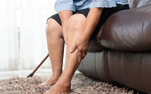 Đau chân khi đi bộ cảnh giác với bệnh động mạch chi dưới