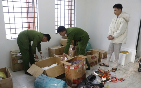 Bí ẩn bên trong các thùng hàng ‘phân bón cho hoa’