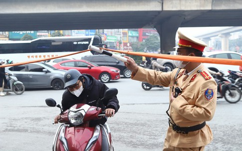 Đi xe máy lên vỉa hè, nhiều người dân ở Hà Nội bị xử phạt gần 1 tháng lương