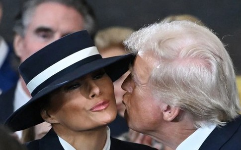 Đằng sau chiếc mũ che hết nửa mặt của bà Melania Trump