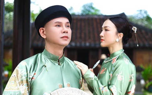 'Anh tài' Phan Đinh Tùng mặc áo dài tình tứ với vợ kém 12 tuổi