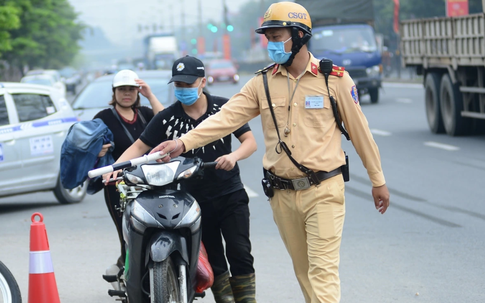 Dù không vi phạm, người tham gia giao thông vẫn phải dừng xe để CSGT kiểm tra trong 4 trường hợp này