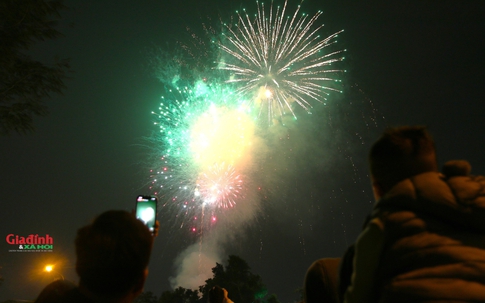 Pháo hoa 'thắp sáng' bầu trời Thủ đô, hàng ngàn người dân xuống phố đón Tết Nguyên đán 2025