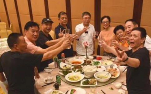 Bố chồng đi họp lớp nửa đêm chưa về, con dâu đi đón thì tận mắt thấy cảnh tượng không tin nổi