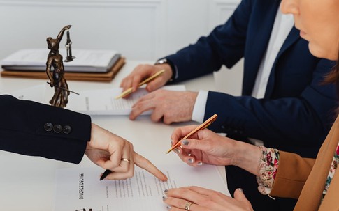 Chồng bí mật chuyển gần 50 tỷ đồng cho nhân tình trẻ, vợ U70 cay đắng ra tay