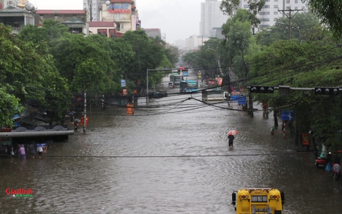 Hà Nội: Nước sông Nhuệ dâng cao, nhiều khu vực ven sông ngập nặng, giao thông tê liệt