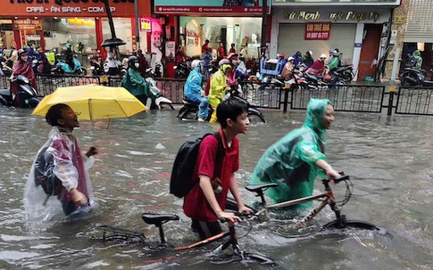 Sở GD&ĐT Hà Nội lên tiếng vì sao quyết định cho học sinh nghỉ muộn khi có mưa lớn
