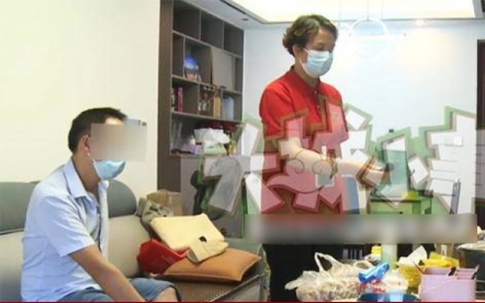 Bị người lạ đuổi khỏi chỗ ở, ông chồng nghiện cờ bạc mới biết vợ đã lén bán nhà