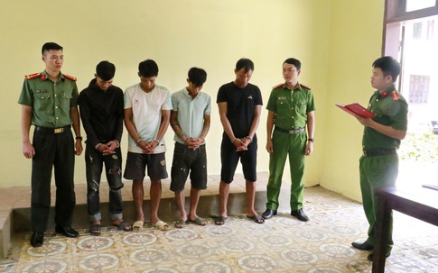 Lợi dụng mưa lũ, 4 anh em rủ nhau đi trộm