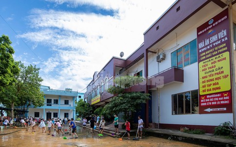 Đình chỉ nhân viên từ chối suất ăn từ thiện khi sinh viên đang bị cô lập