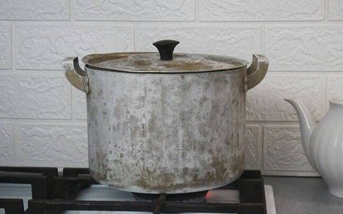 Vì sao không nên nấu ăn bằng nồi nhôm quá lâu năm?