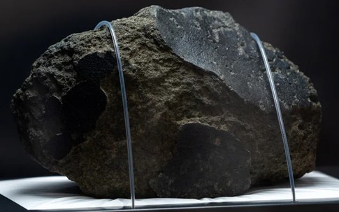 Vì sao hàng ngàn thiên thạch lao vào Trái Đất mỗi năm nhưng con người vẫn an toàn?