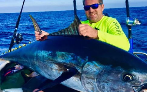 Người đàn ông câu được con cá "khổng lồ", giá hơn 50 tỷ đồng