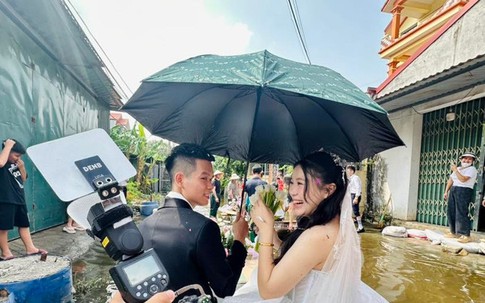 Ngập từ nhà ra ngõ, chú rể Hà Nội đem 2 chiếc thuyền đi đón dâu