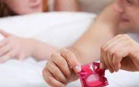 Lây nhiễm HIV khi quan hệ tình dục đường âm đạo: Vì sao phụ nữ có nguy cơ cao hơn nam giới