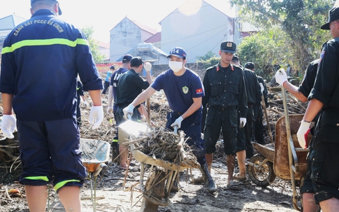 Hơn 200 cán bộ, chiến sĩ Công an Hà Nội lội bùn gặt lúa, giúp dân dọn dẹp sau lũ