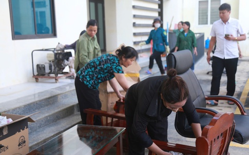 Người dân vượt trăm cây số giúp ngành y tế Thái Nguyên dọn dẹp trụ sở 