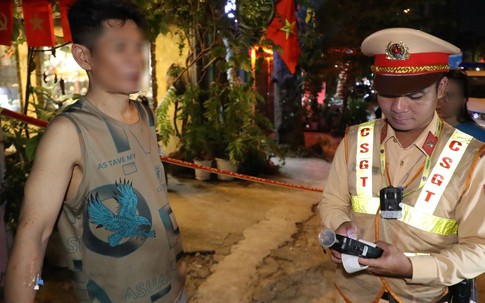 Tài xế say ‘ngất ngưởng’, tay cắm kim truyền dịch vẫn nói 'không bỏ được bia'
