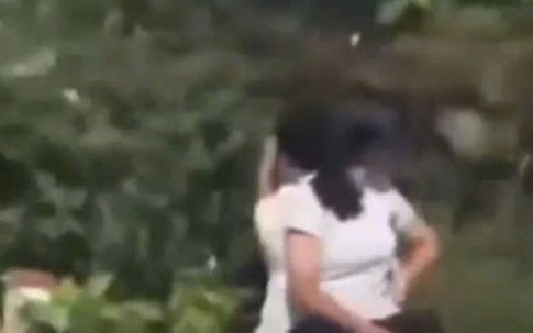 Hai nữ sinh “làm xiếc” trên xe máy điện