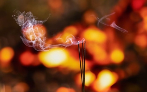 Giờ đẹp thắp hương ngày mai – mùng 1 tháng 9 âm lịch 2025 cho gia chủ ‘đại cái đại lợi’