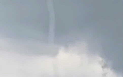 Cột lốc xoáy như vòi rồng xuất hiện tại Hà Tĩnh