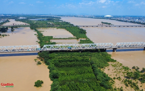Hà Nội: Lũ sông Hồng đạt đỉnh trên báo động 1, nhiều khu vực ven sông chìm trong nước