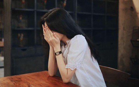 Dọn nhà sau mưa ngập, tôi chết lặng khi tìm thấy vật quen thuộc trong gậm giường của mẹ chồng